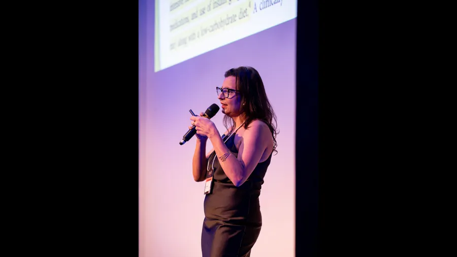 Dra. Alessandra Vargas em palestra